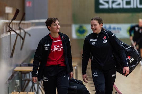Målvakt Ida Hjern och målvakt Moa Westerdahl