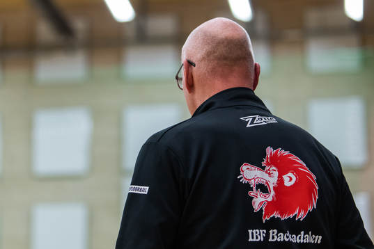 En träningsoverallsjacka med IBF Backadalens logga