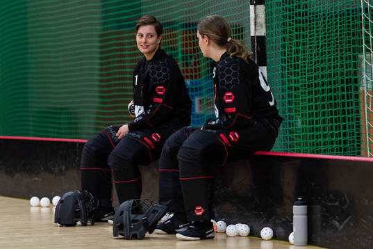 Målvakt Ida Hjern och målvakt Moa Westerdahl