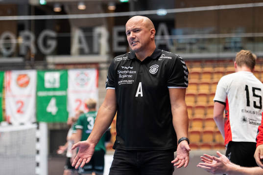 Guifs tränare Zoran Roganovic agerar