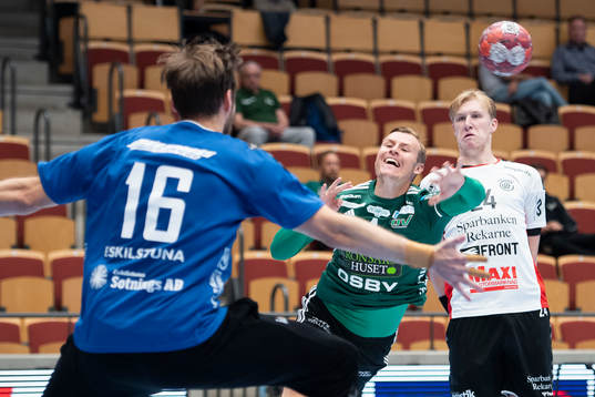 Helsingborgs Johan Lundgren och Guifs målvakt Daniel Freyr
