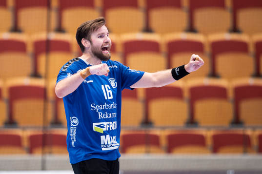Guifs målvakt Daniel Freyr Andrésson jublar