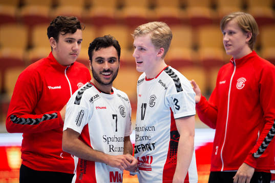 Guifs Pavle Karacic och Guifs Kasper Larsson jublar