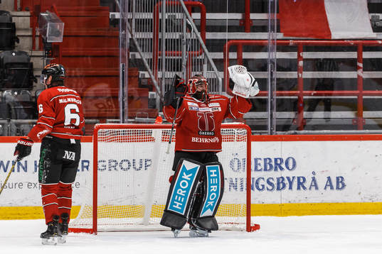 Örebros målvakt Jhonas Enroth jublar