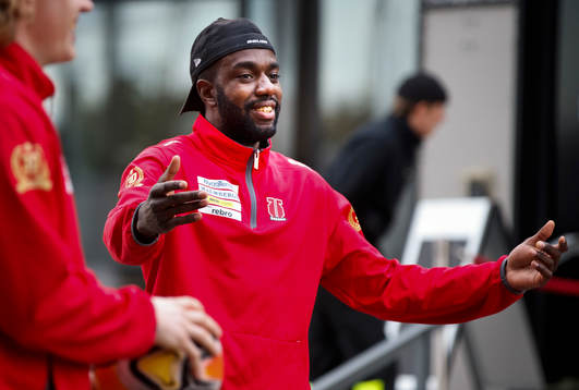 Örebros Daniel Muzito Bagenda värmer upp med fotboll