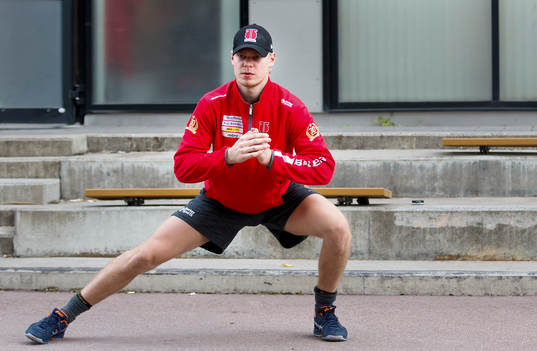 Örebros Christopher Mastomäki värmer upp