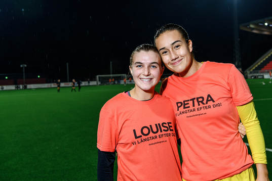 Brommapojkarnas Mathilda Lindström och målvakt Karolina