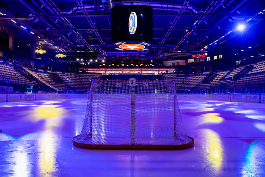 Målbur på isen före ishockeymatchen i SHL mellan Växjö