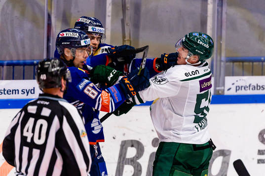 Gruff mellan Växjös Emil Pettersson och Färjestads
