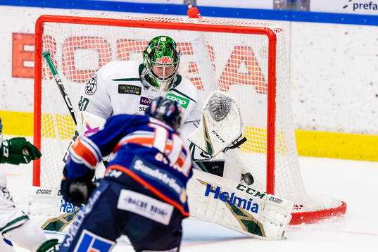 Växjös Richard Gynge gör mål 2-2 bakom Färjestads