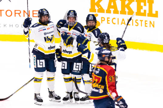 s Danielle Stone (2:a vänster) gör 1-2 och gratuleras
