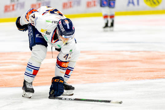 Växjös Teemu Eronen plockar upp sin klubba från isen