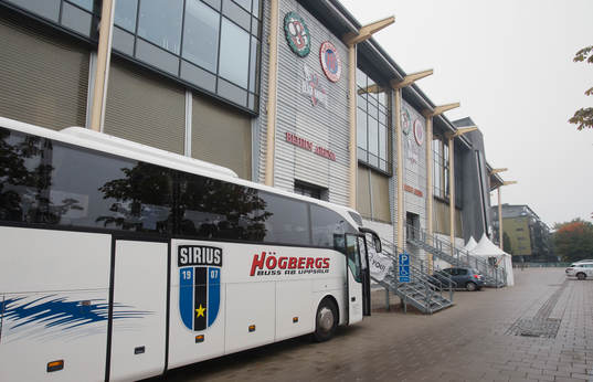 Sirius spelarbuss utanför Behrn Arena