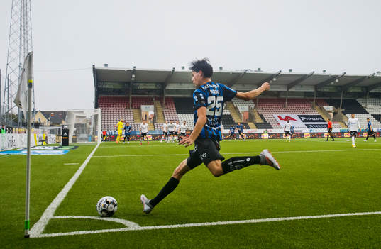 Sirius Jamie Roche skjuter en hörna