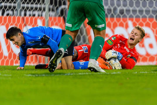 Ljungskiles målvakt Robin Wallinder kolliderar med