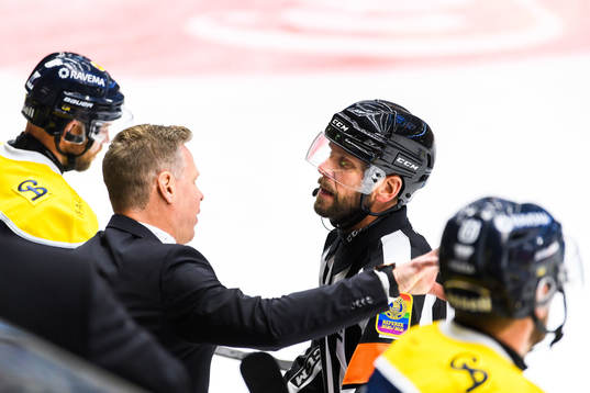 s tränare Nicklas Rahm i samtal med domaren