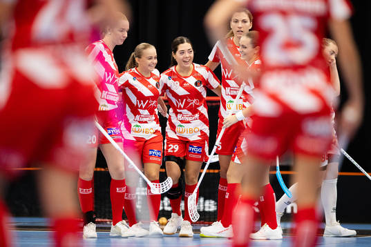 Pixbos Caroline Adelöw jublar
