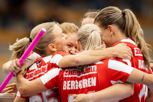 Pixbos Mia Karjalainen jublar med lagkamrater