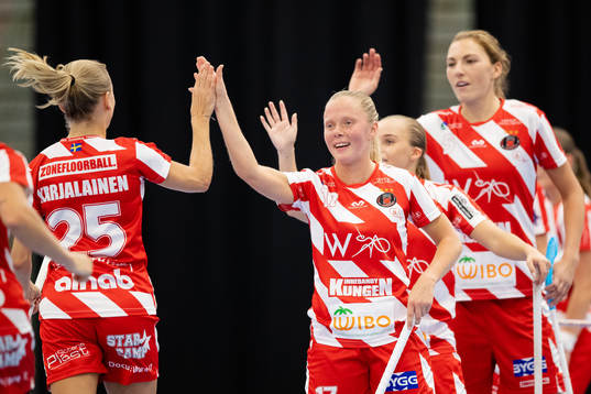 Pixbos Mia Karjalainen jublar med lagkamrater