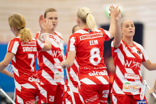 Pixbos Cajsa Elm jublar med lagkamrater