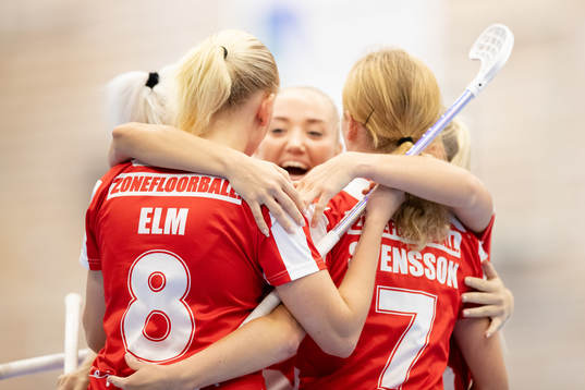 Pixbos Cajsa Elm jublar med lagkamrater