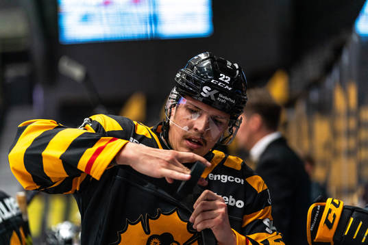 Skellefteås Jonathan Johnson tejpar klubban