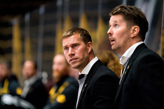 Skellefteås assisterande Andreas Falk och assisterande