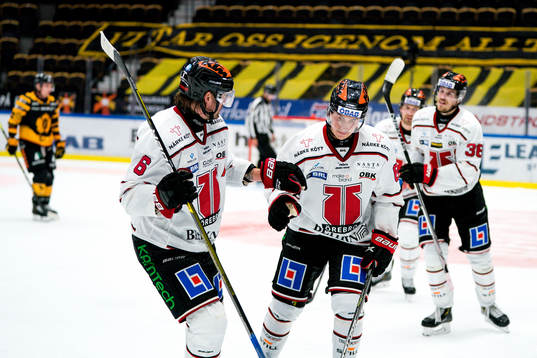 Örebros Stefan Warg , Robert Leino och Emil Larsson jublar