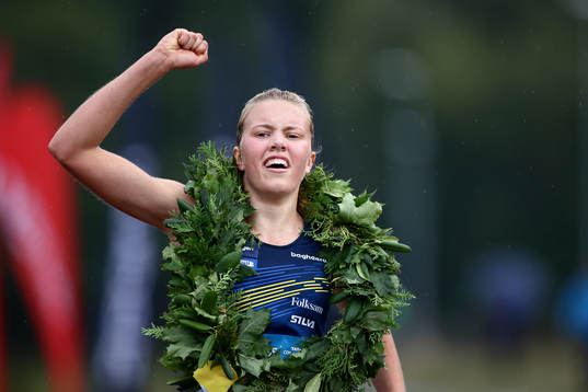 Hanna Lundberg, SWE, segrare i klass Flickor 19, jublar