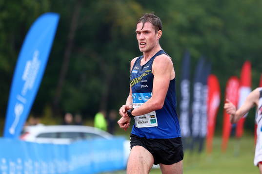 Martin Regborn, KFUM Örebro, går i mål i klass Män 15 km