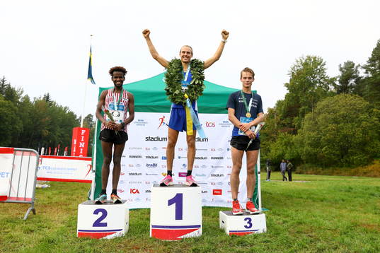 Prispallen i M22 (15 km) (från vänster) Samuel