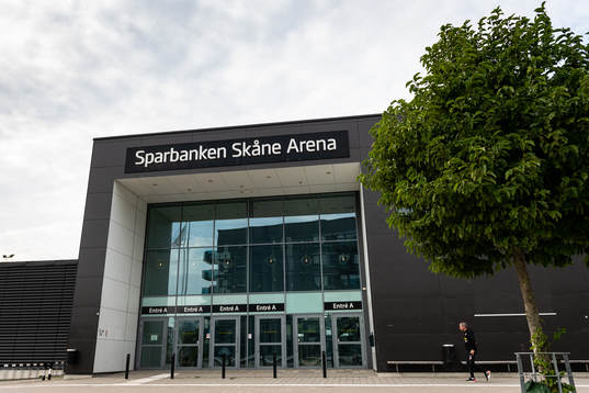 Exteriör vy över huvudentrén till Sparbanken Arena