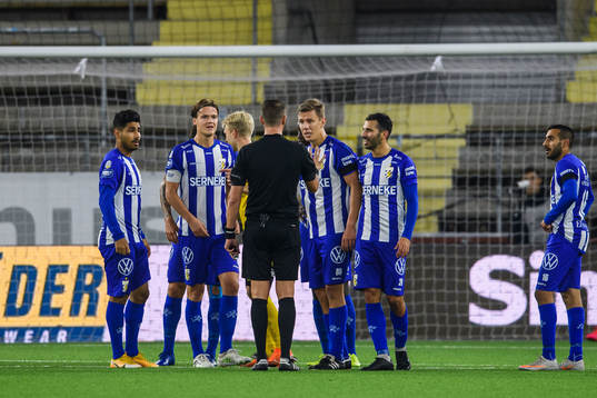 IFK Göteborg spelare i samtal med domaren