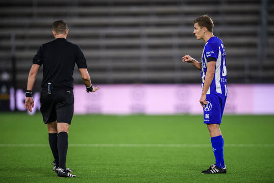 IFK Göteborg Pontus Wernbloom i samtal med domaren