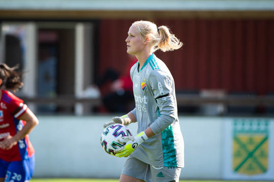 Djurgårdens målvakt Kathrine Östergaard Larsen