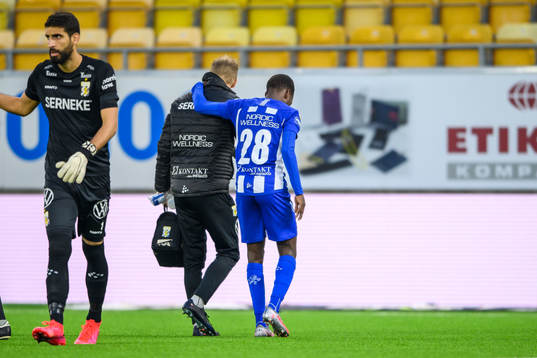 IFK Göteborg Alhassan Yusuf Abdullahi får hjälp av planen