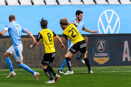 Häckens Rasmus Lindgren i en situation med Malmö FFs Adi