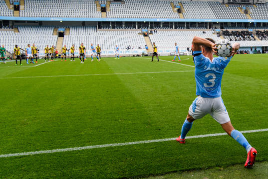 Malmö FFs Jonas Knudsen lägger ett inkast