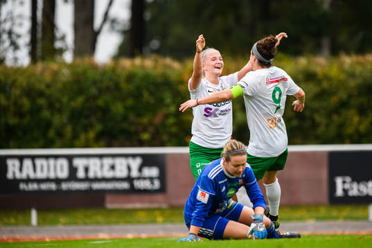 Moröns Tuva Skoog jublar med Hayley Dowd