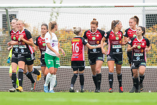 Lidköpings Taylor Townsend jublar med lagkamrater