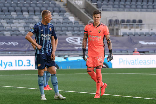 Djurgårdens Jonathan Augustinsson och målvakt Per