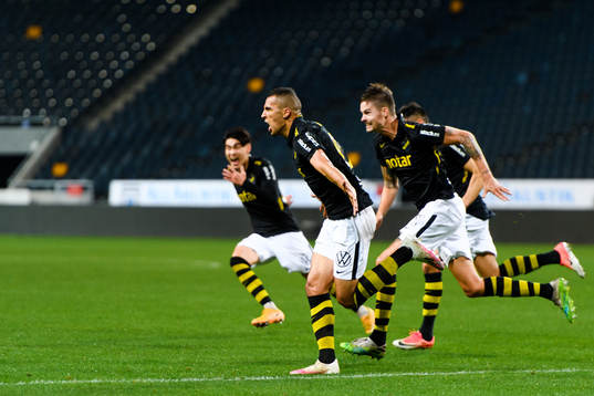 s Nabil Bahoui och Mikael Lustig jublar