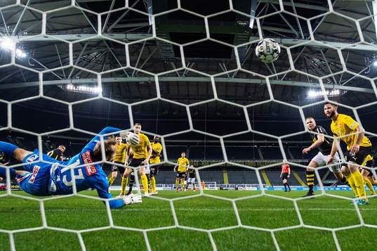 s Nabil Bahoui (tv) gör 1-0 bakom Mjällbys målvakt