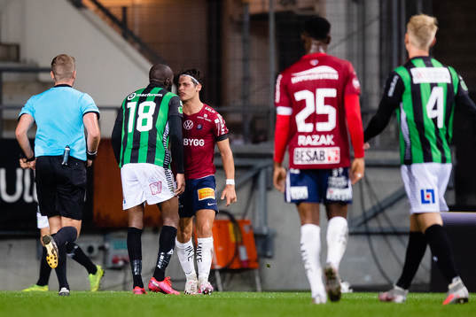 GAIS Boris Lumbana och Örgrytes Kevin Ackermann irriterade