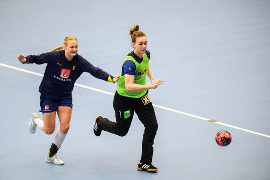 Hanna Blomstrand och målvakt Jessica Ryde