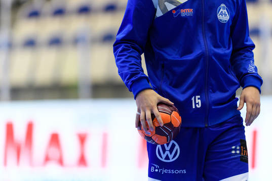Handbollsspelare håller i en handboll