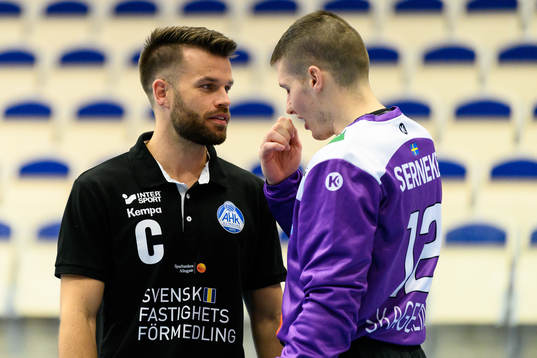 Alingsås Kim Hermansson pratar med Alingsås målvakt