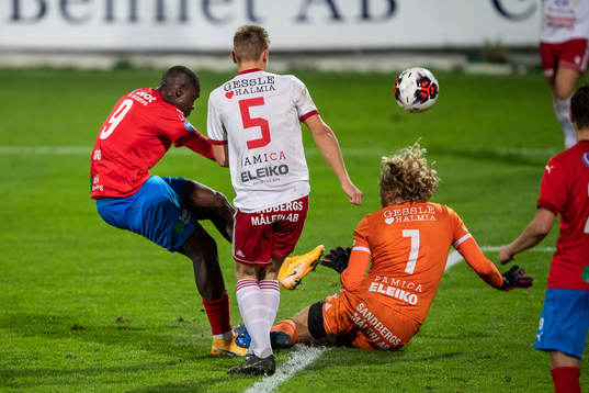 Helsingborgs Alhaji Gero och Halmias målvakt Markus
