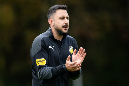Häckens sjukgymnast Patrik Ghazarian innan fotbollsmatchen