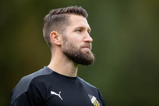 Häckens Joona Toivio värmer upp innan fotbollsmatchen i